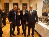 1. Vorsitzender von TVA Horst Beck, Sportreferent der Stadt Augsburg Dirk Wurm mit Laura und Daniel Markus
